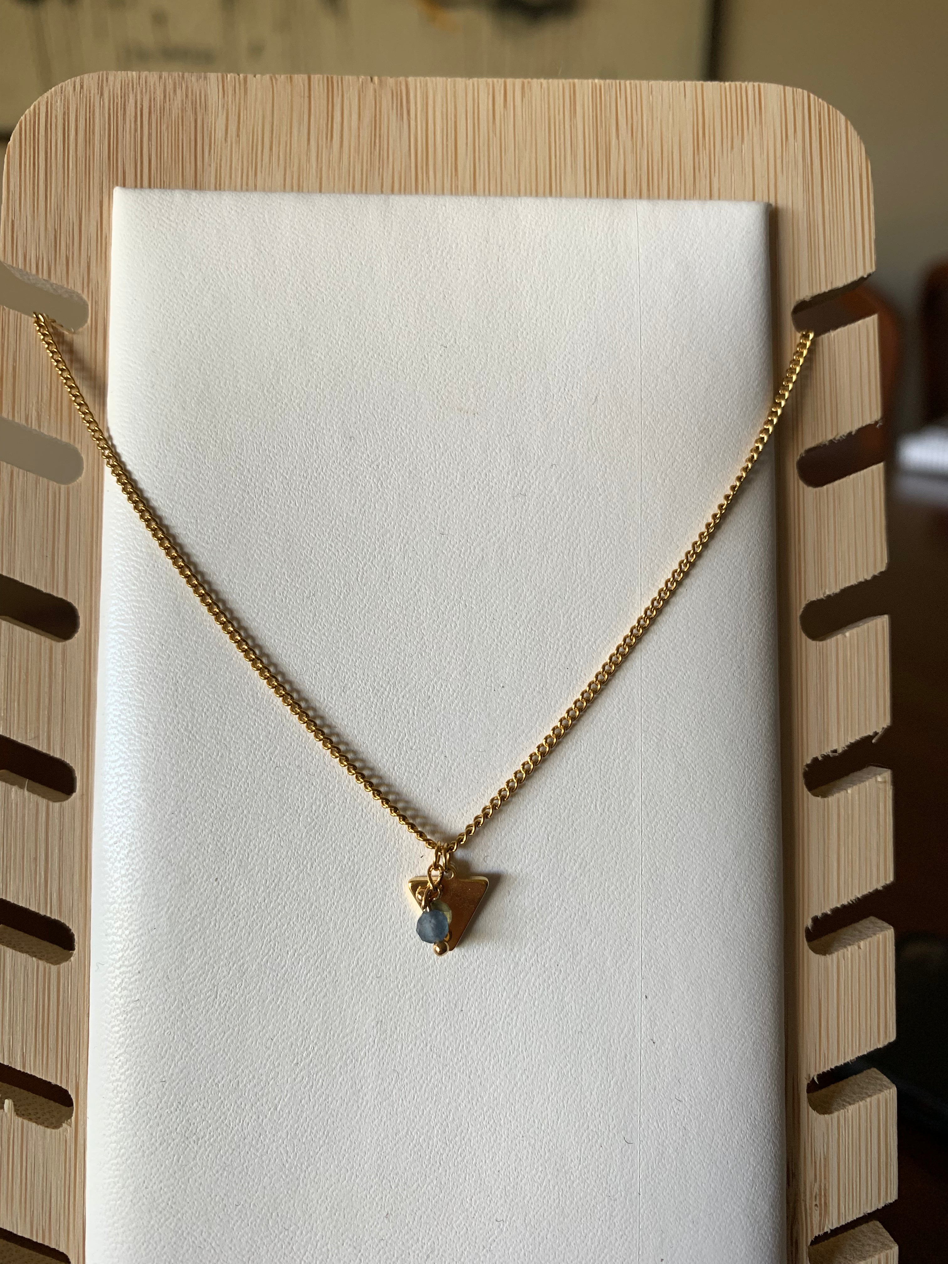 Collar triángulo